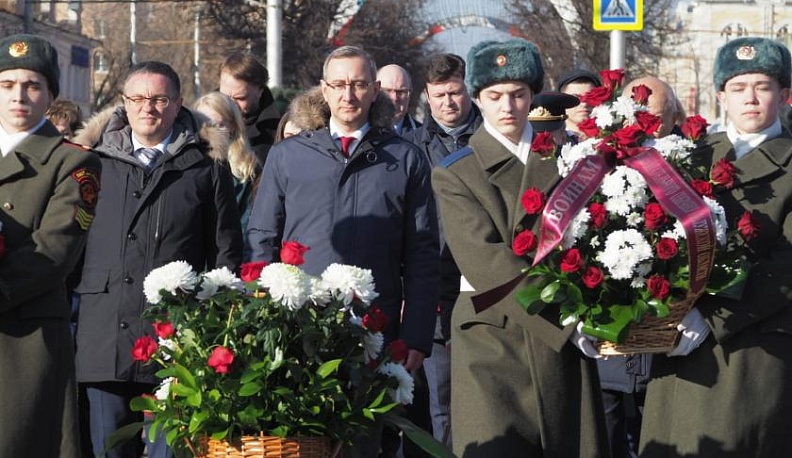 Глава региона возложил цветы к могиле неизвестного солдата в Калуге