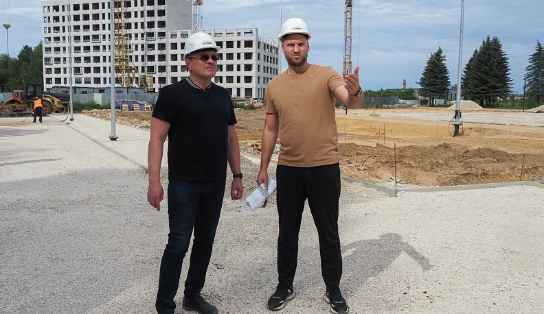 Мэр Калуги проверил ход строительства «Островов»