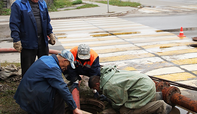 В Людинове уже месяц устраняют многочисленные порывы водопроводных сетей