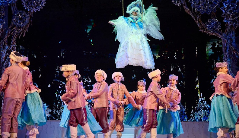 На новогодней ёлке в Обнинске каждый ребенок смог поймать Птицу-сказку