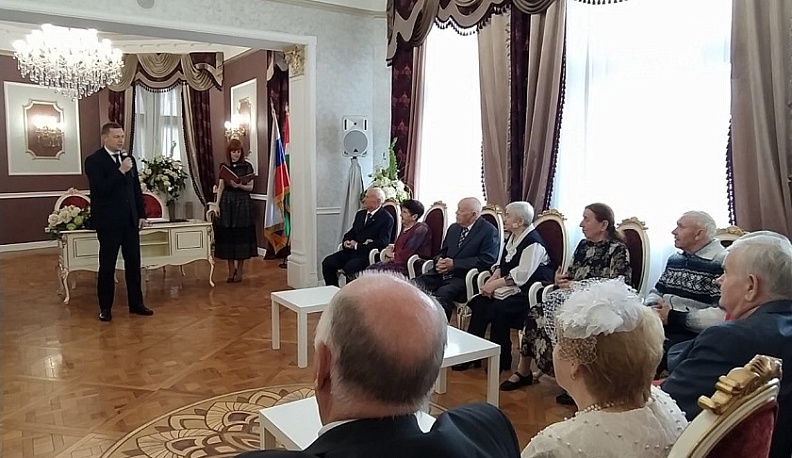 Пять супружеских пар отпраздновали юбилей совместной жизни в ЗАГСе Калуги