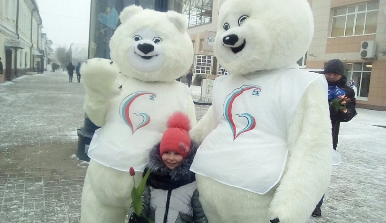 Белые мишки поздравили калужанок с Восьмым марта на Театральной