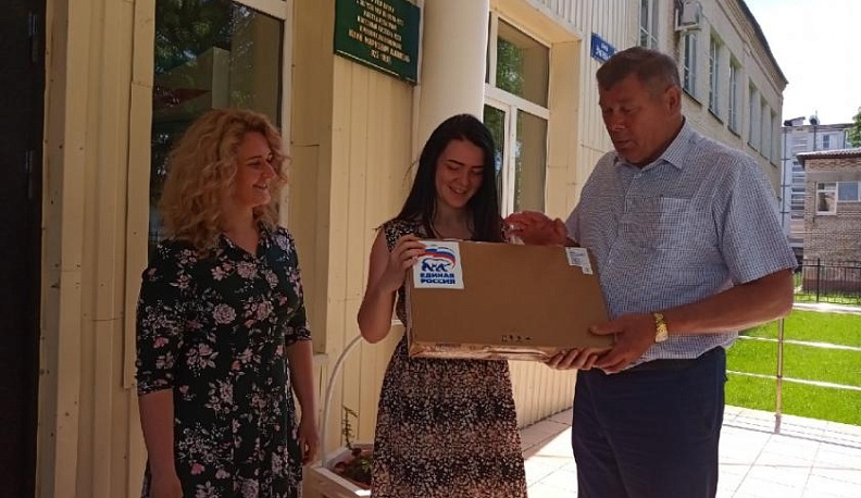 Александр Гречанинов вручил ноутбук золотой медалистке из Людиновского района