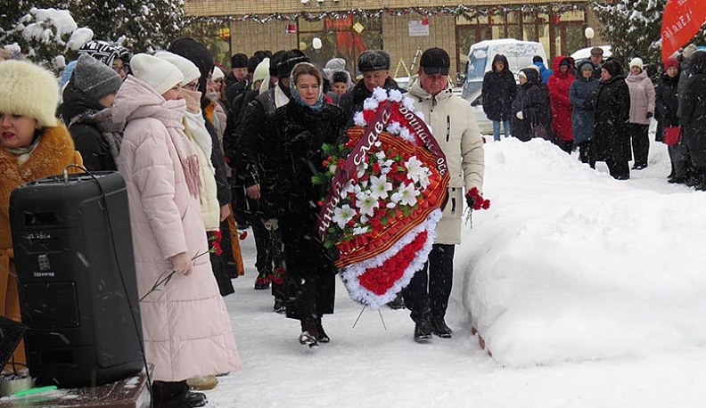 Ольга Коробова подарила девочке из кировской приемной семьи велосипед