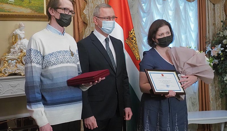 Владислав Шапша вручил многодетным семьям ордена «Родительская слава»