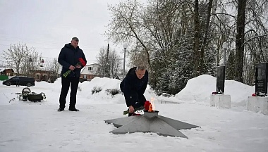 Владислав Шапша возложил цветы на мемориале «Журавли» в Кондрове