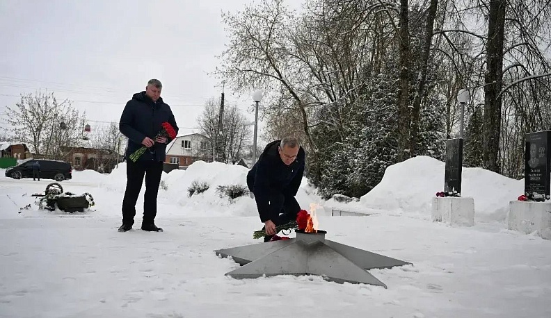 Владислав Шапша возложил цветы на мемориале «Журавли» в Кондрове