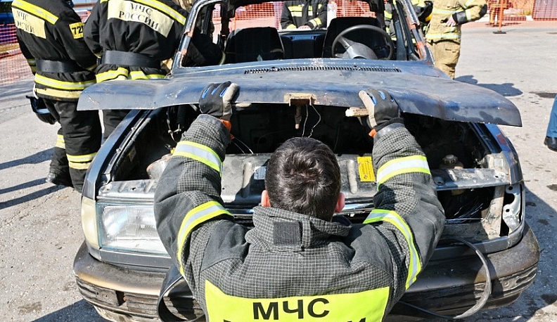 В Калуге проходят соревнования спасателей по оказанию помощи попавшим в ДТП