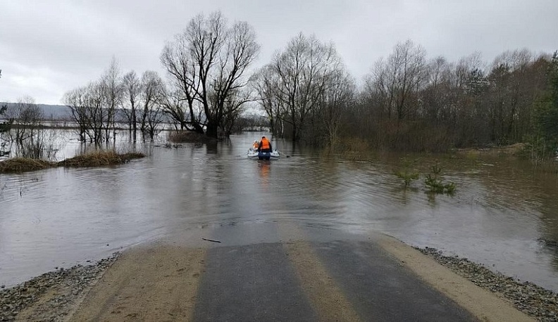 В Дзержинском районе помогают жителям, оказавшимся на подтопленных территориях