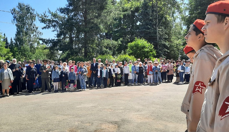 В День России в Тарусе открыли мемориальную доску герою СВО Александру Дёмкину