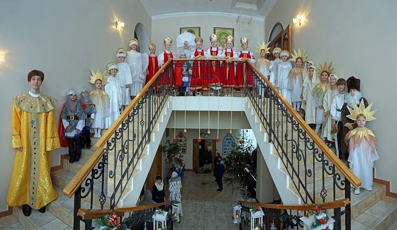 На Святках в Дзержинском районе участникам Рождественских елок показали спектакли