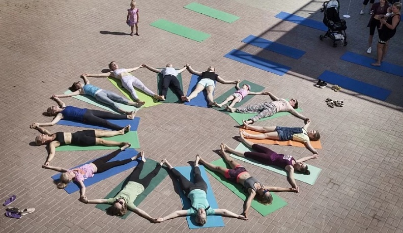 На выходных в Калуге стартует сезон уличной йоги