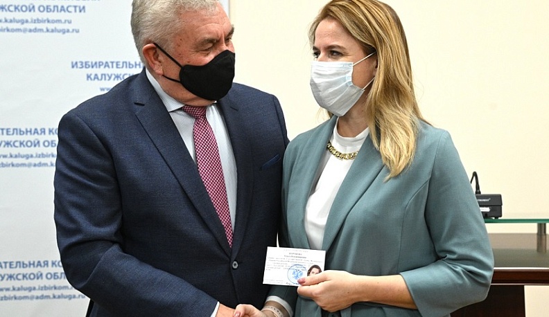 Ольге Коробовой в избиркоме вручили удостоверение депутата Государственной Думы