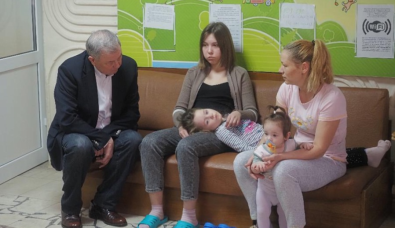 Сенатор Анатолий Артамонов встретился с переселенцами с Донбасса