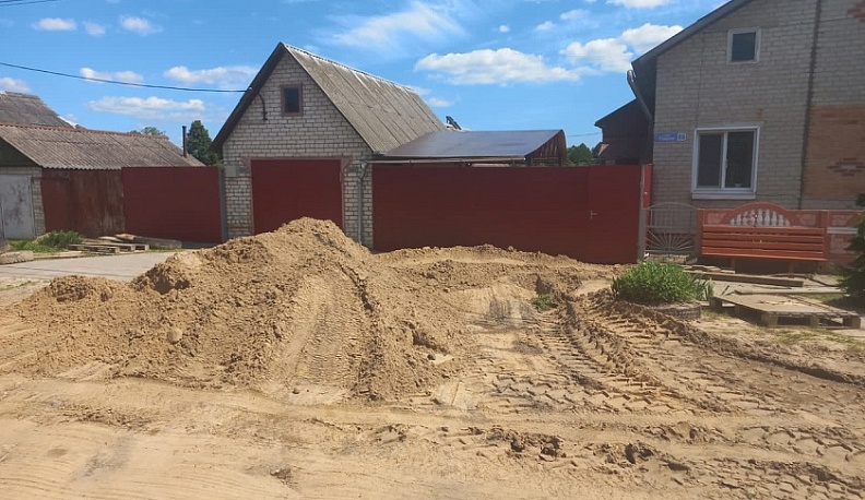 В Людинове по просьбе жителей устранили провал земли на канализационных сетях