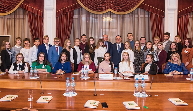 Дмитрий Денисов встретился со старшеклассниками