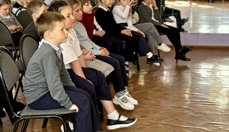 Первоклассникам калужской школы №4 рассказали о важности соблюдения ПДД