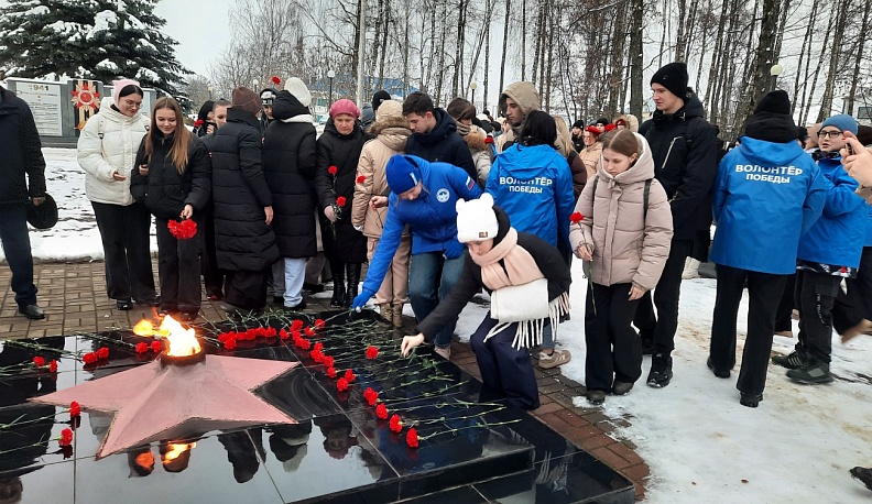 В Сухиничах возложили цветы к мемориалу в День неизвестного солдата 