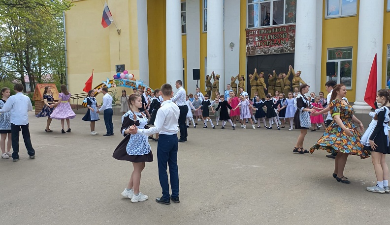 В Мосальске станцевали Вальс Победы