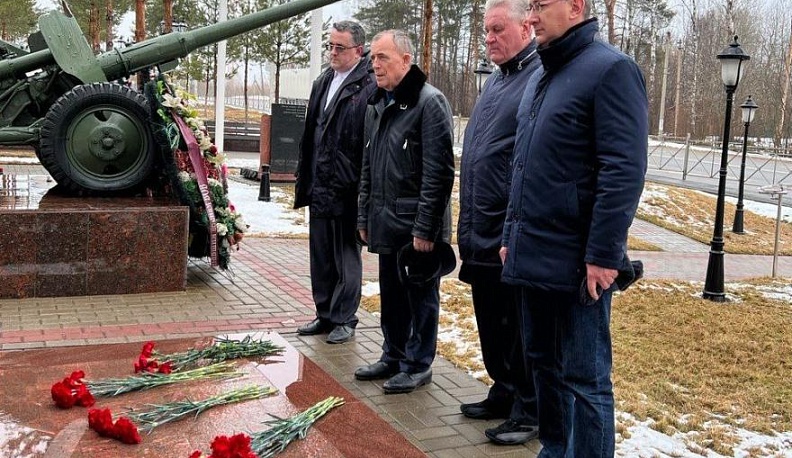 Владислав Шапша возложил цветы к мемориалу в Кузьминичах