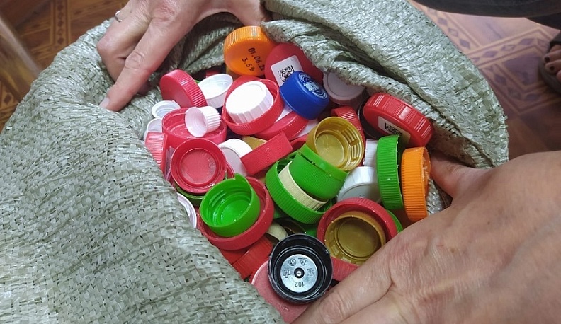 Сто килограммов пластиковых крышечек для доброго проекта собрали сотрудники Калужского завода «КЭМЗ» за два года