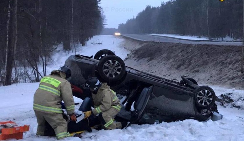 В Дзержинском районе KIA слетел в кювет и перевернулся
