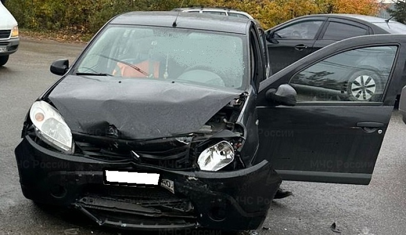 Два Renault столкнулись на окраине Калуги