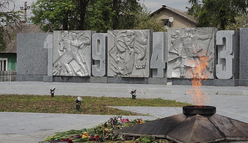  Мемориальный комплекс «Огонь Славы» в Жиздре.