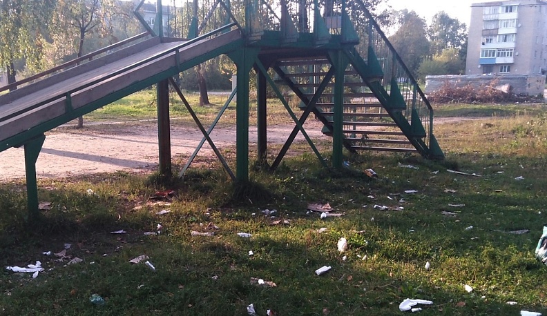 В Людиново пообещали убрать мусор с детской площадки по улице Гогиберидзе