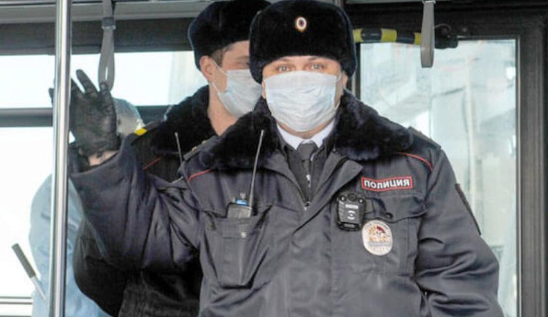 Сотрудники транспортной полиции несут службу в масках 