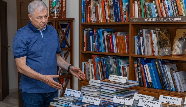 Сенатор Анатолий Артамонов передал в дар областной библиотеке книги о российских регионах