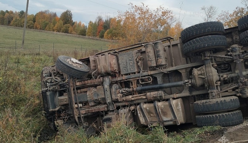 В Козельском районе фура улетела в кювет
