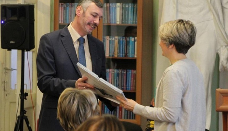 Калужанин презентовал крымским библиотекам памятные календари