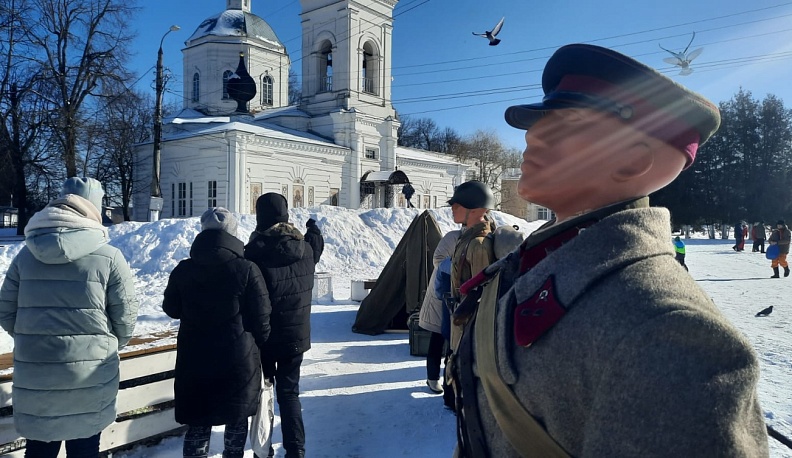 В День защитника Отечества в Тарусе проходит выставка реконструкторов