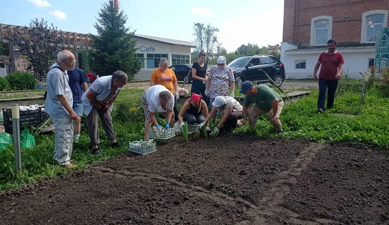Саду искусств в Тарусе подарили цветочную поляну