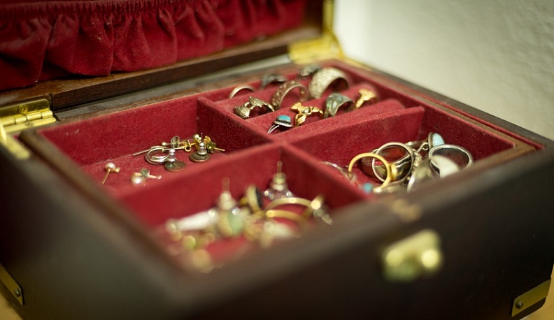У жительницы Малоярославецкого района из дома украли золото