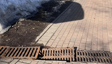 По просьбе жителя в Калуге отремонтировали сливные решетки