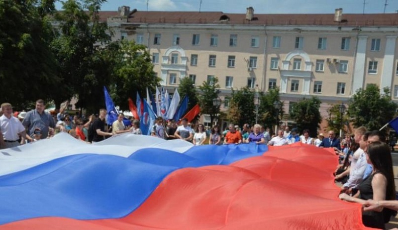 На Театральной площади Калуги развернули гигантский российский триколор