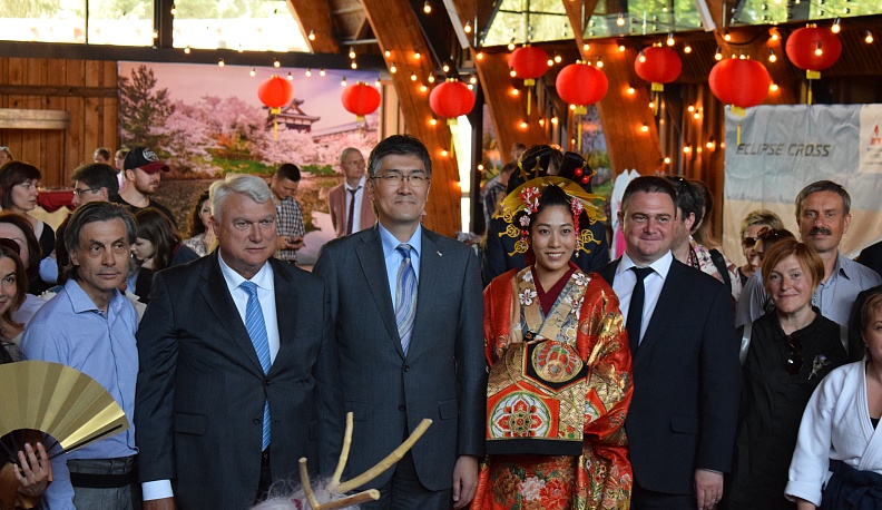 «Солнечный свет сквозь листья деревьев»