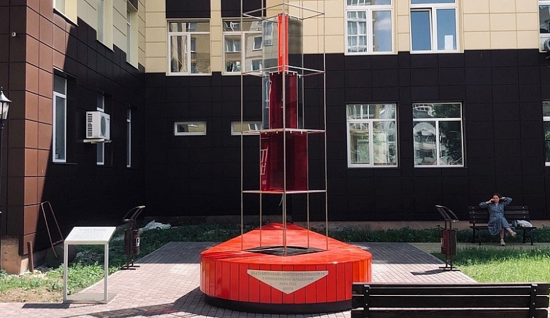 Во дворе Калужского университета установили архитектурный арт-объект