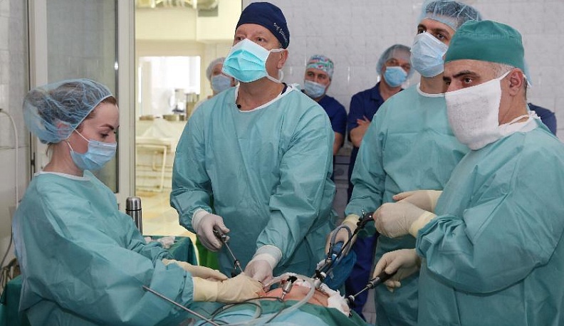 Столичный хирург показал ювелирное мастерство в калужской операционной 