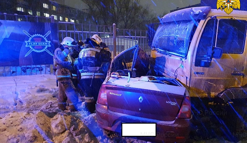 В Калуге в аварии фуры и легковушки погибли два человека