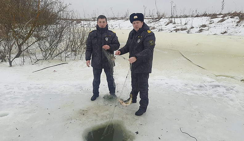 Изъятие браконьерских сетей, установленных подо льдом.