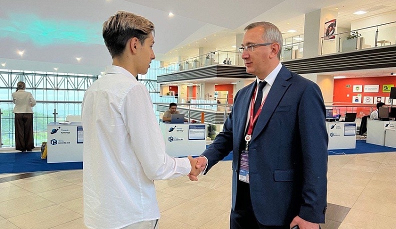 Юный калужанин представил губернатору созданного чат-бота для туристов