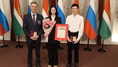 Владислав Шапша наградил 17 жителей области за защиту Родины, волонтерскую и поисковую работу