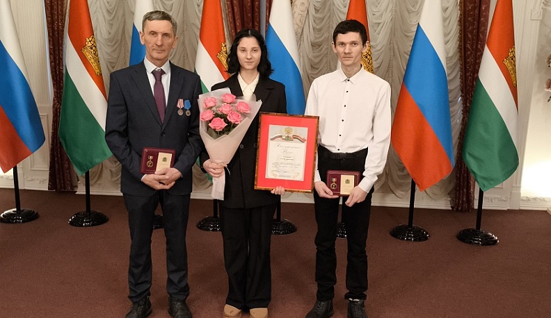 Владислав Шапша наградил 17 жителей области за защиту Родины, волонтерскую и поисковую работу