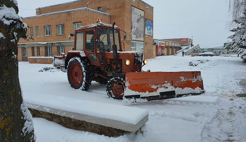 В Жуковском районе коммунальщики ликвидируют последствия снегопада