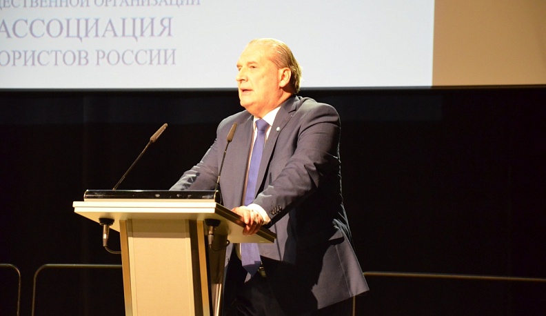 Владислав Шапша вручил награды калужским юристам