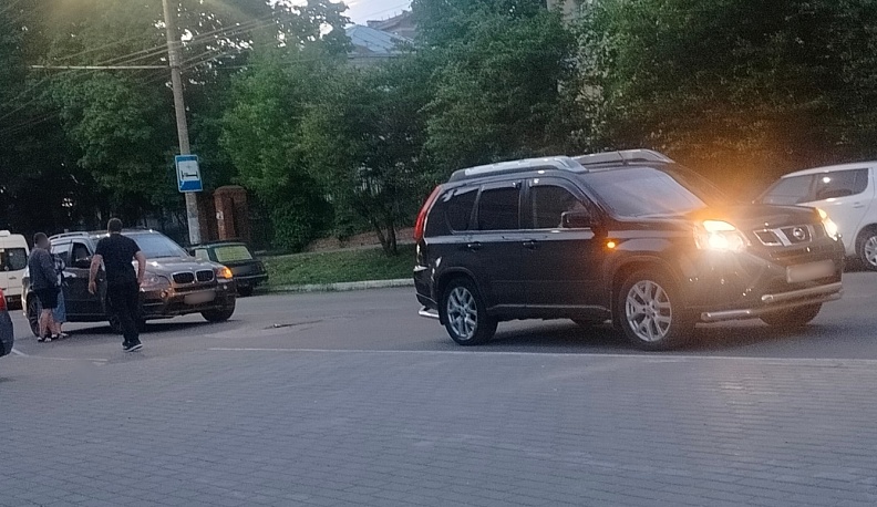 В Калуге около Областного молодежного центра столкнулись два кроссовера