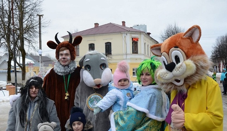 В Юхнове на открытии елки наградили победителей конкурса новогодних игрушек